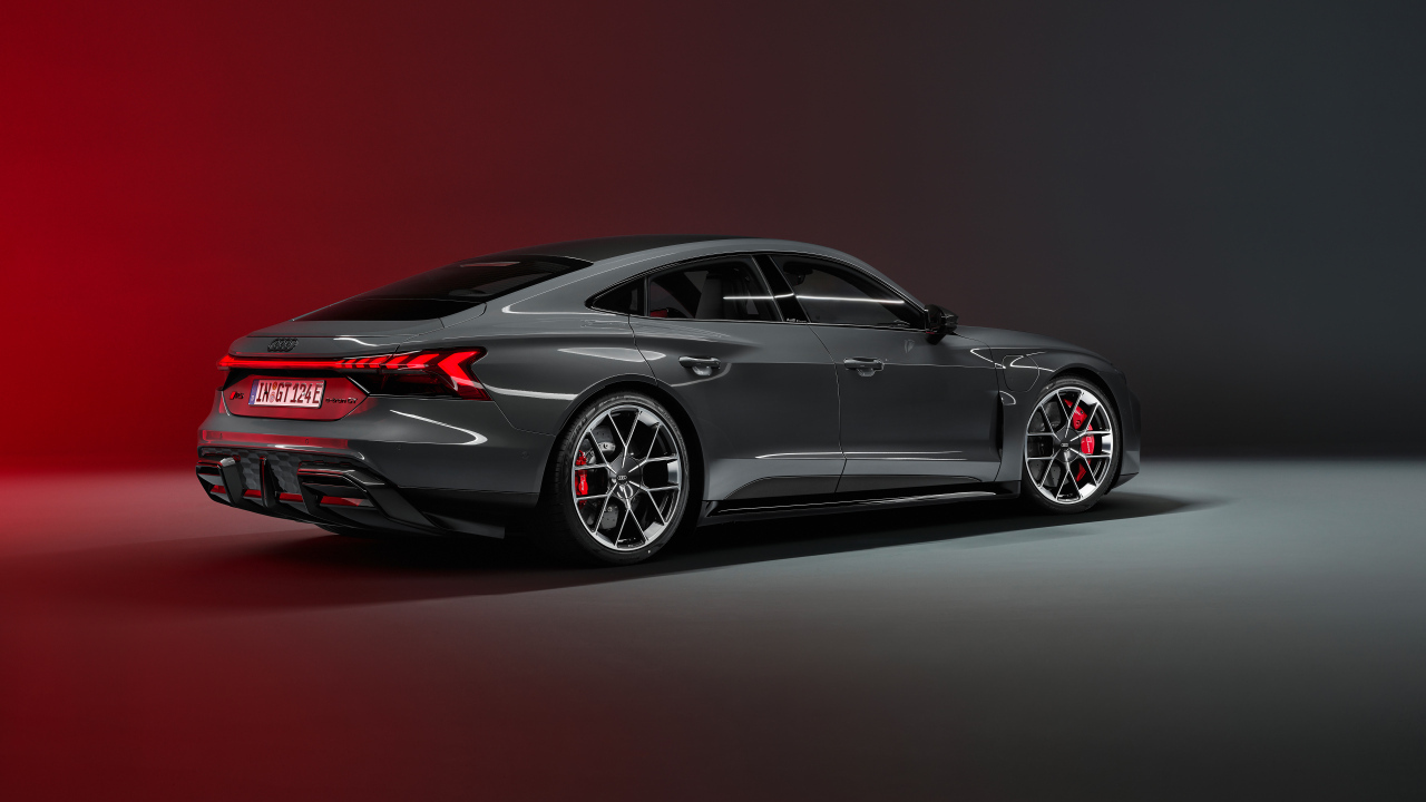 Вид сзади на автомобиль Audi RS e-tron GT 2024 года