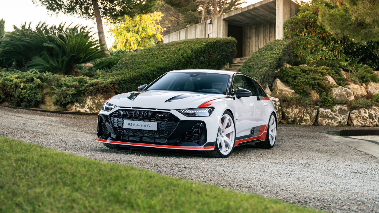Автомобиль Audi RS 6 Avant GT 2024 года у дома