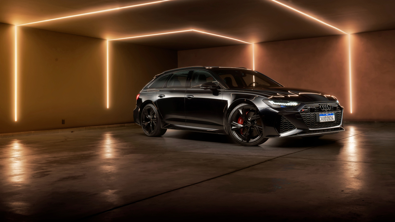 Черный автомобиль Audi RS 6 Avant Performance 2024 года