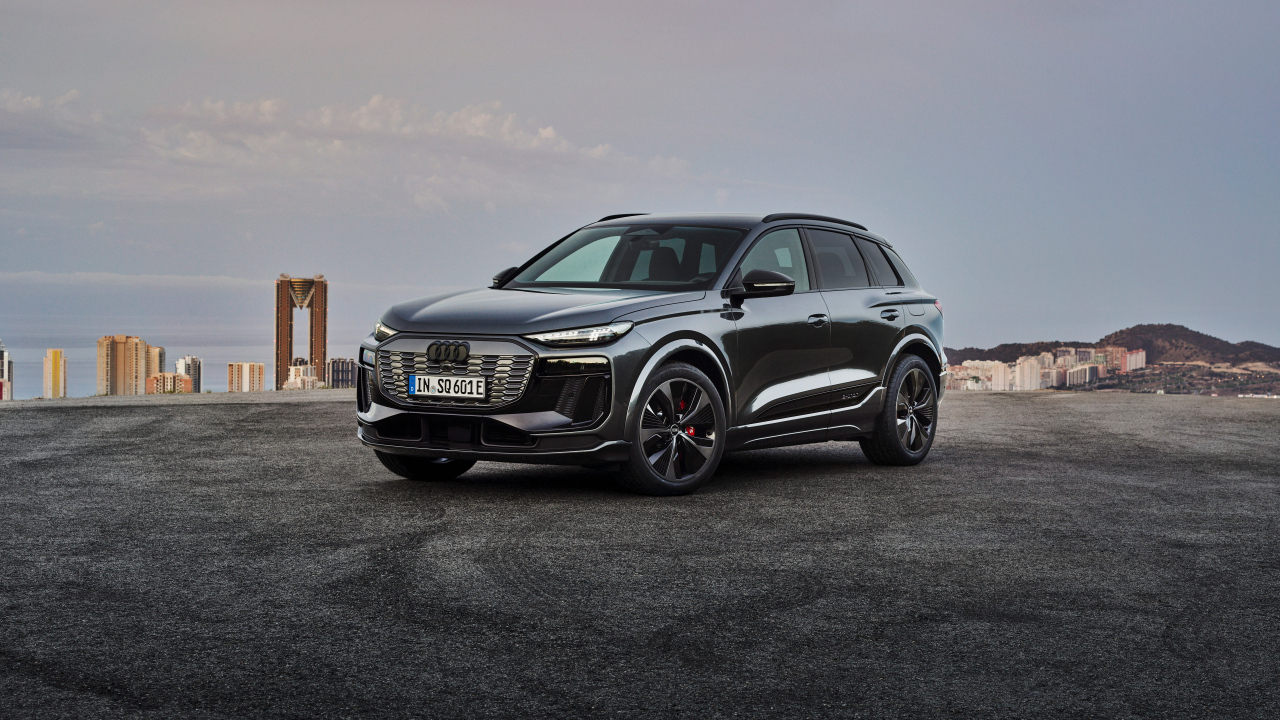 Черный автомобиль Audi SQ6 E-Tron 2024  года