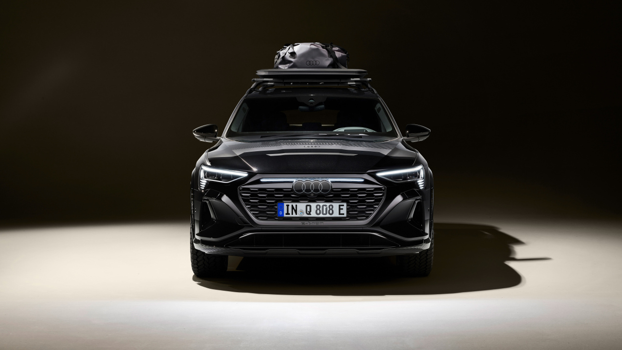 Вид спереди на автомобиль Audi Q8 E-Tron Edition Dakar 2024 года