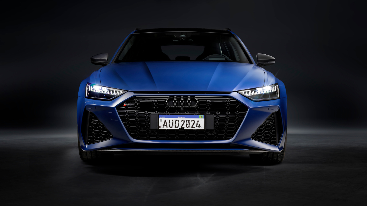 Вид спереди на синий автомобиль  Audi RS 6 Avant Legacy 2024 года