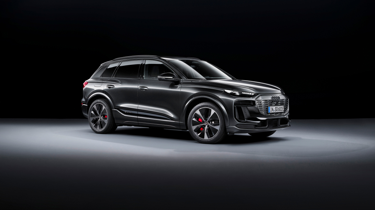 Презентация автомобиля  Audi SQ6 E-Tron 2024  года на черном фоне