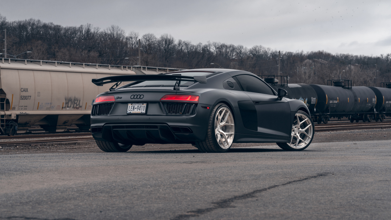 Вид сзади на автомобиль Audi R8 Velgen Wheels