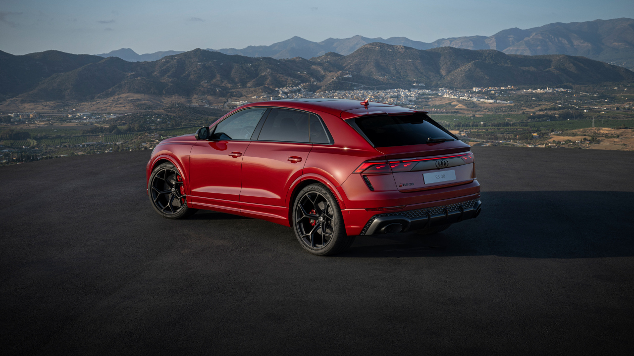 Вид сзади на красный автомобиль Audi RS Q8 performance 2024 года