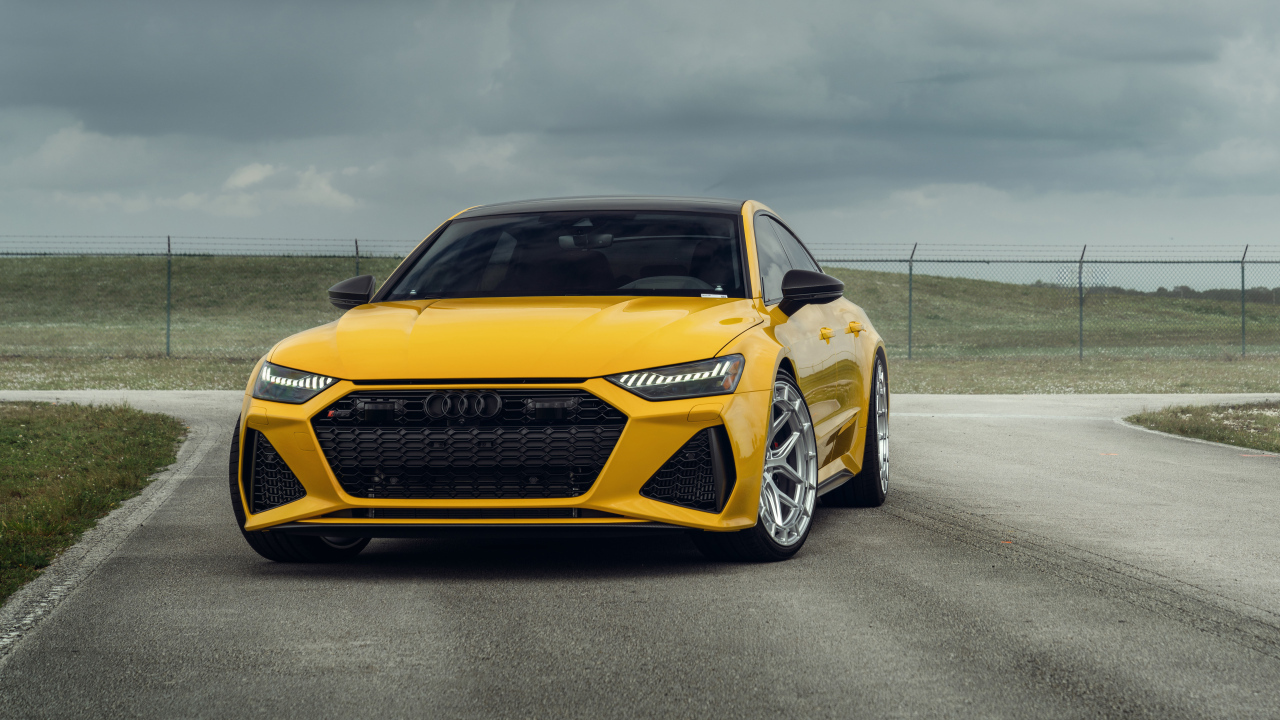 Желтый автомобиль Audi RS7 вид спереди