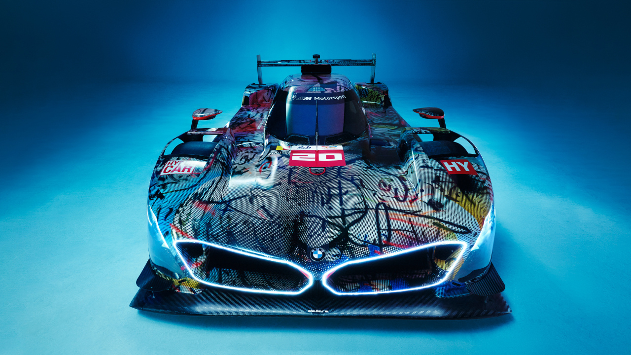 Автомобиль BMW Art Car By Julie Mehretu вблизи