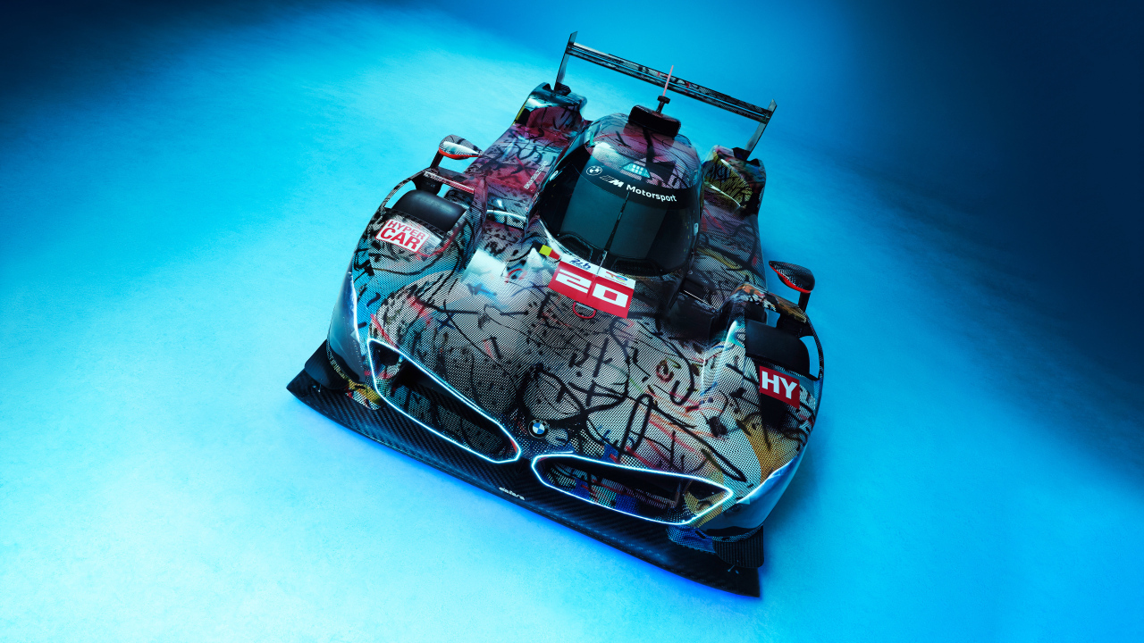 Автомобиль BMW Art Car By Julie Mehretu на голубом фоне