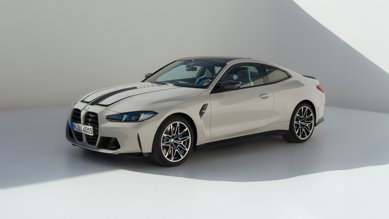 Автомобиль BMW M4 2024 года на сером фоне
