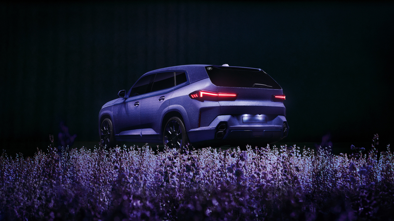 Автомобиль BMW XM Mystique Allure в цветах лаванды вид сзади