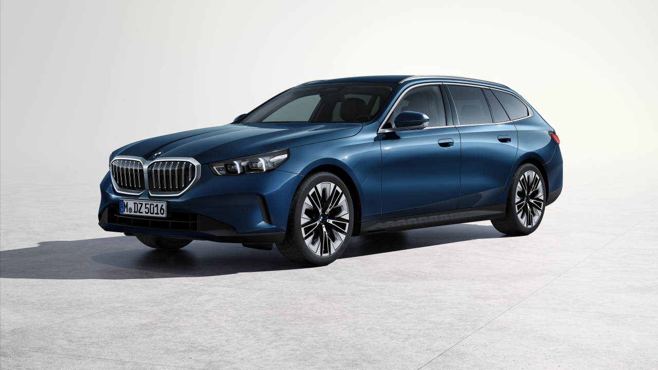 Синий автомобиль  BMW 520d XDrive Touring 2024  года