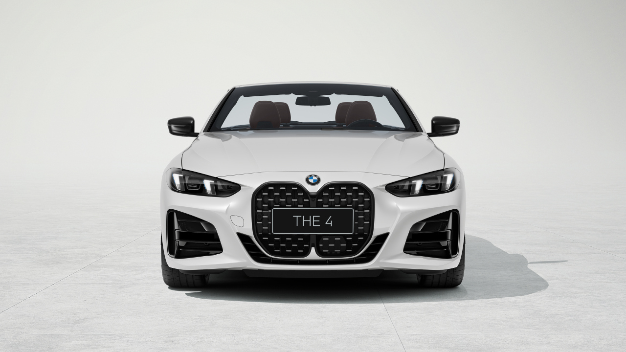 Вид спереди на автомобиль  BMW 430i Cabrio M Sport 2024 года