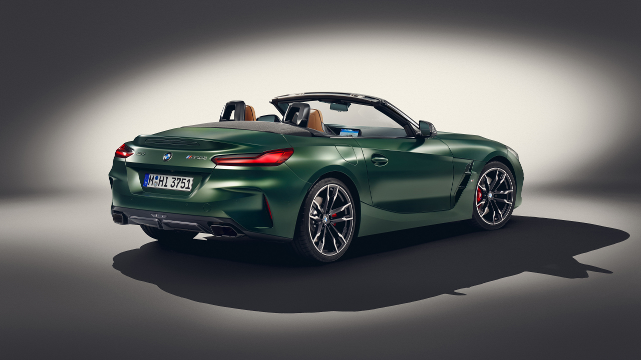 Зеленый автомобиль BMW Z4 M40i MT Pure Impulse Edition 2024 года вид сзади