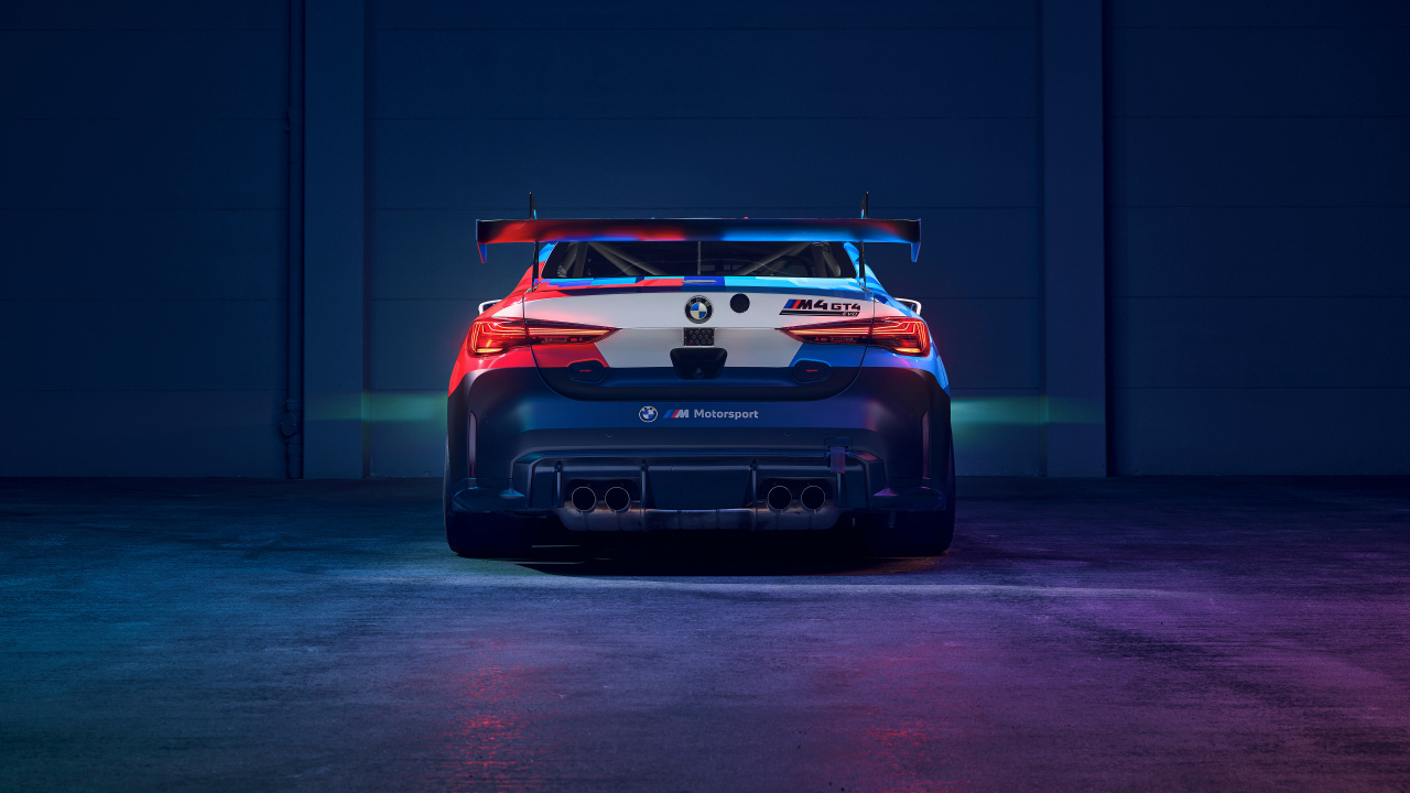 Вид сзади на автомобиль BMW M4 GT4 EVO в здании