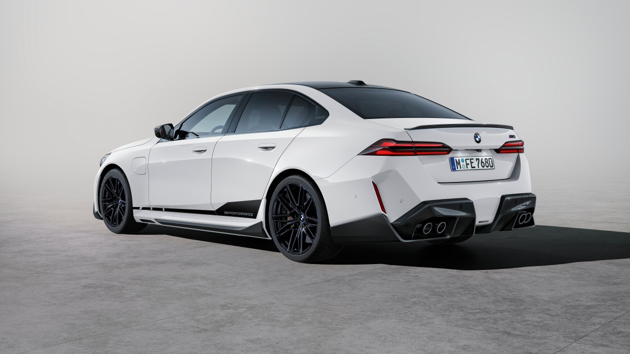 Вид сзади на белый автомобиль BMW M5 M