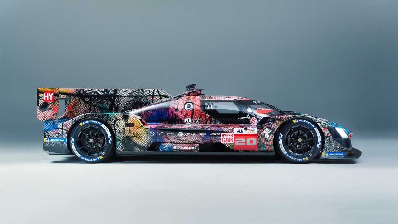 Вид сбоку на автомобиль BMW Art Car By Julie Mehretu