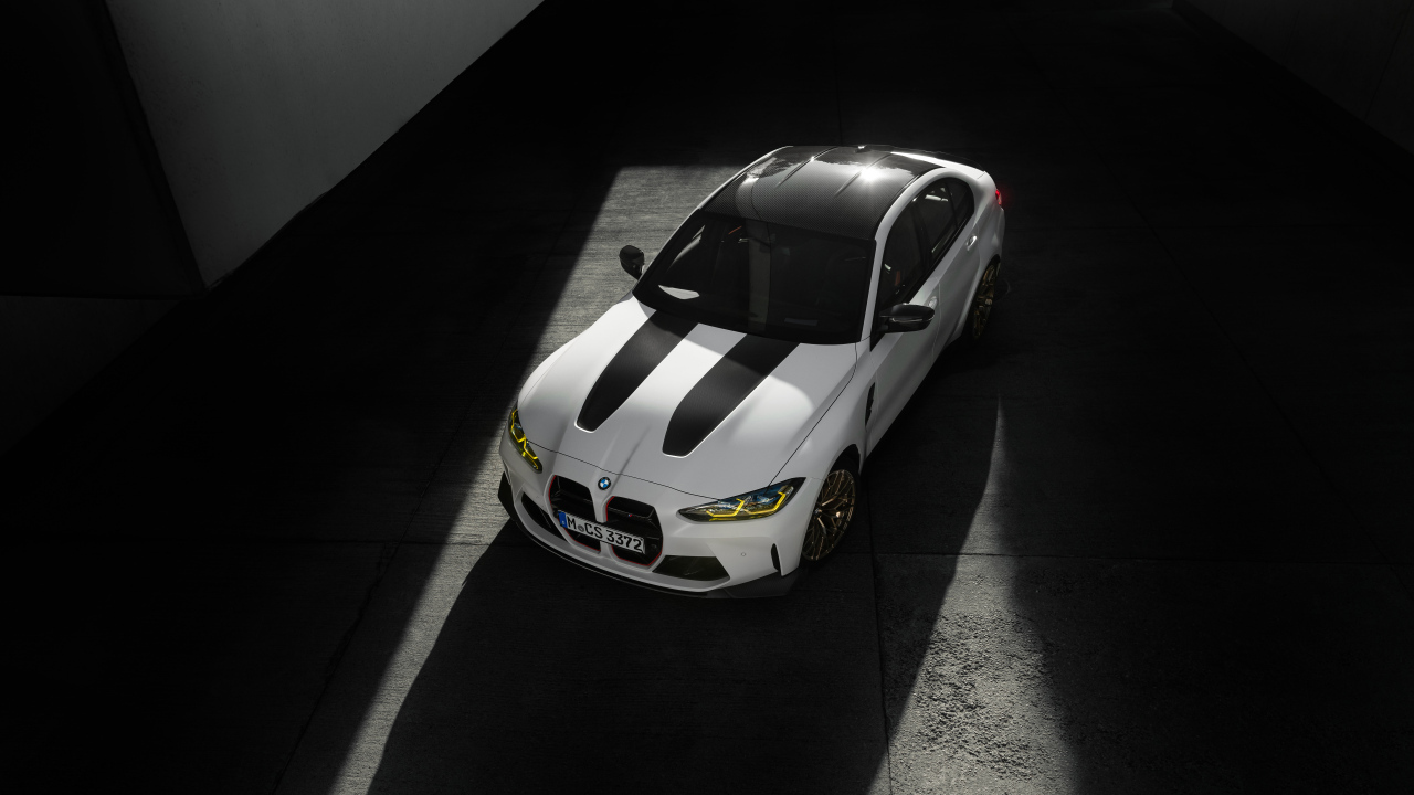 Вид сверху на белый автомобиль BMW M3 CS