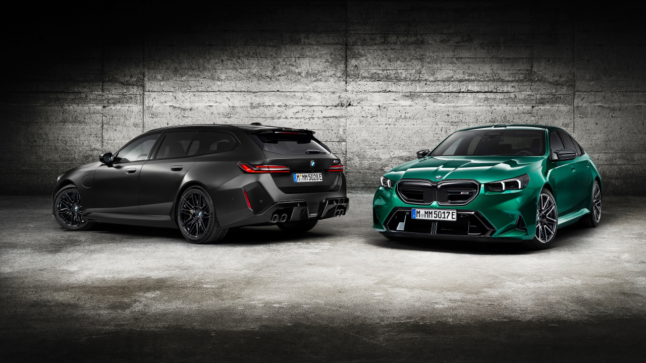 Два автомобиля BMW M5 2024  года у стены