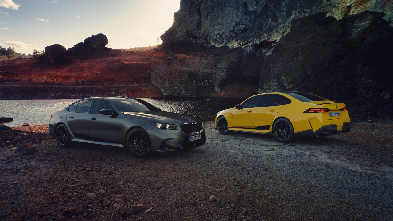 Два автомобиля BMW M5 M у скалы