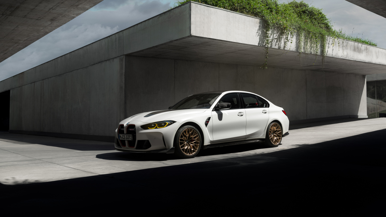 Белый автомобиль BMW M3 CS
