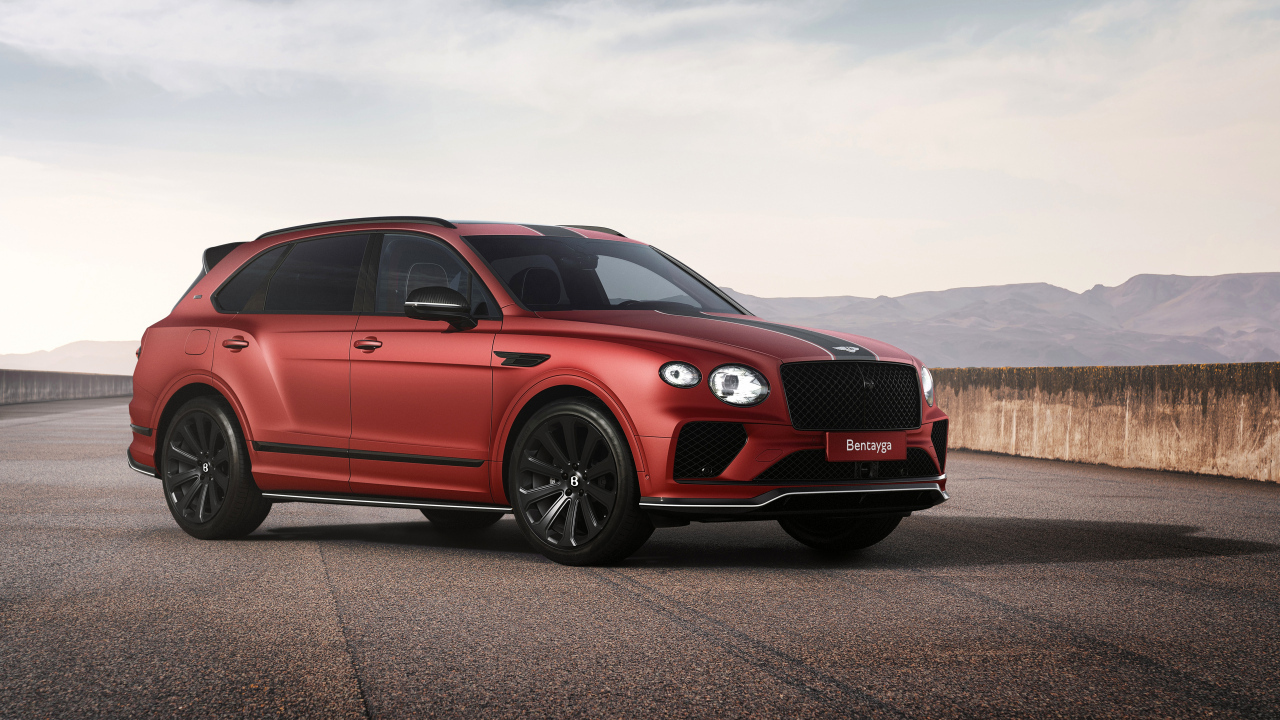 Красный автомобиль Bentley Bentayga Apex Edition Mulliner 2024 года