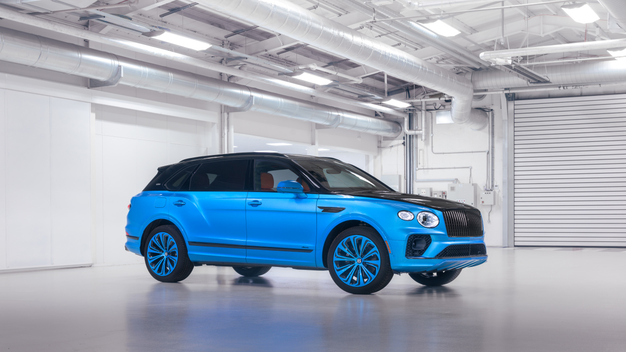 Голубой автомобиль Bentley Bentayga EWB Azure By Mulliner 2024 года