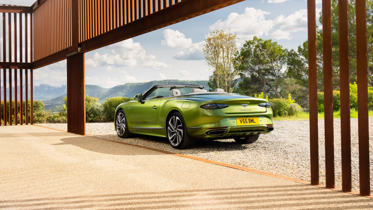 Зеленый кабриолет Bentley Continental GT Speed Convertible 2024 года
