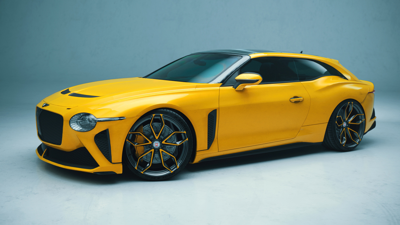 Желтый автомобиль Bentley Mulliner Bacalar на голубом фоне