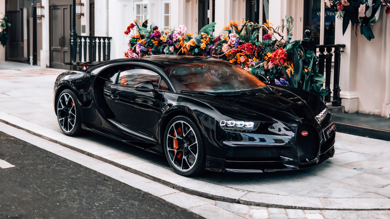 Черный автомобиль Bugatti Chiron у здания
