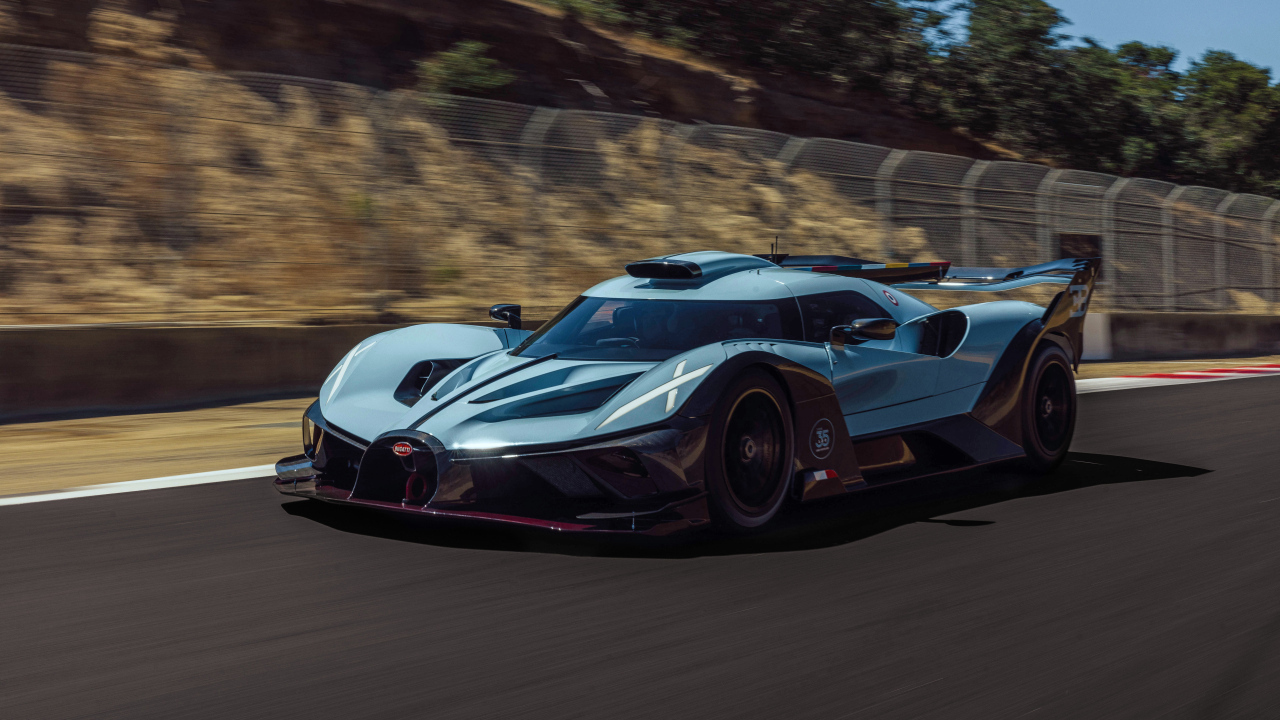 Голубой автомобиль Bugatti Bolide 100-year Anniversary Edition 2024 года