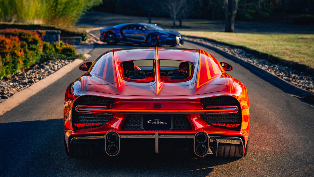 Вид сзади на красный автомобиль Bugatti Chiron