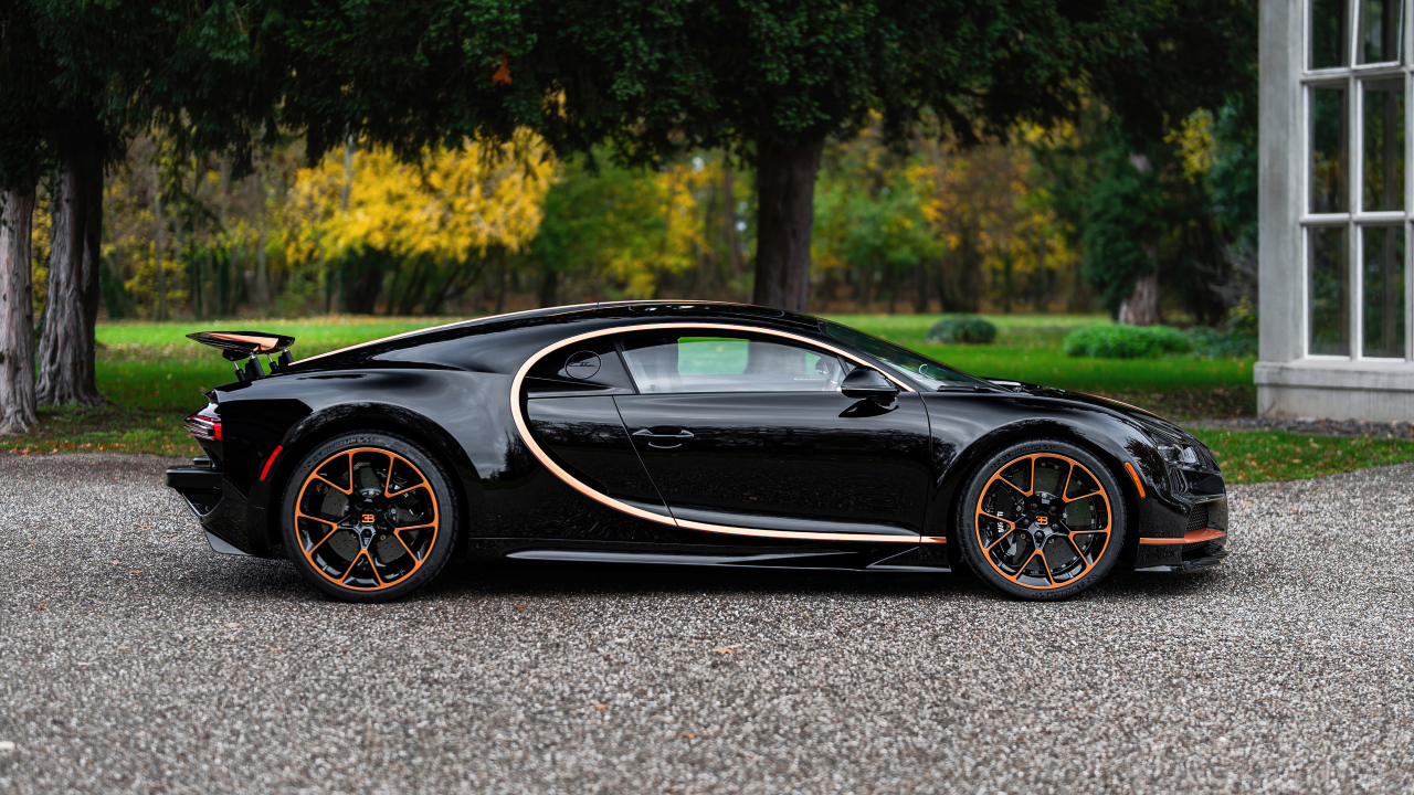 Вид сбоку на автомобиль Bugatti Chiron