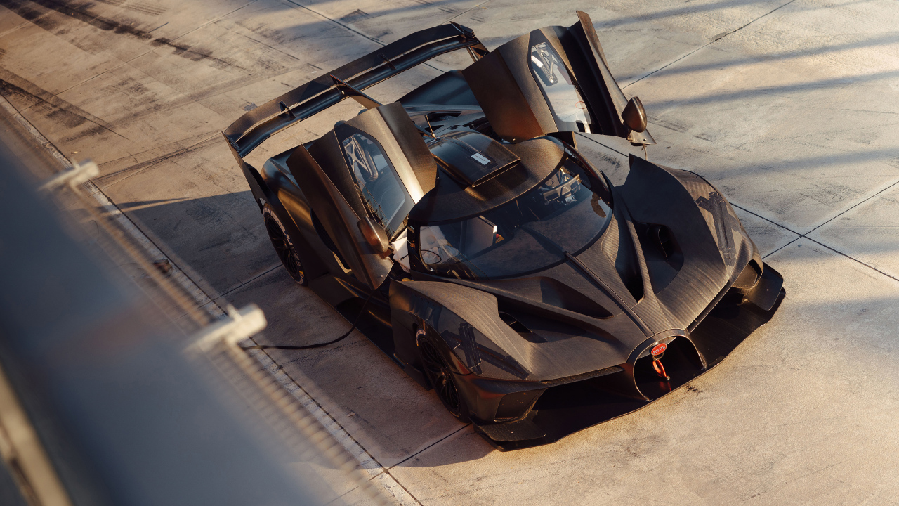 Вид сверху на автомобиль Bugatti Bolide с открытыми дверями