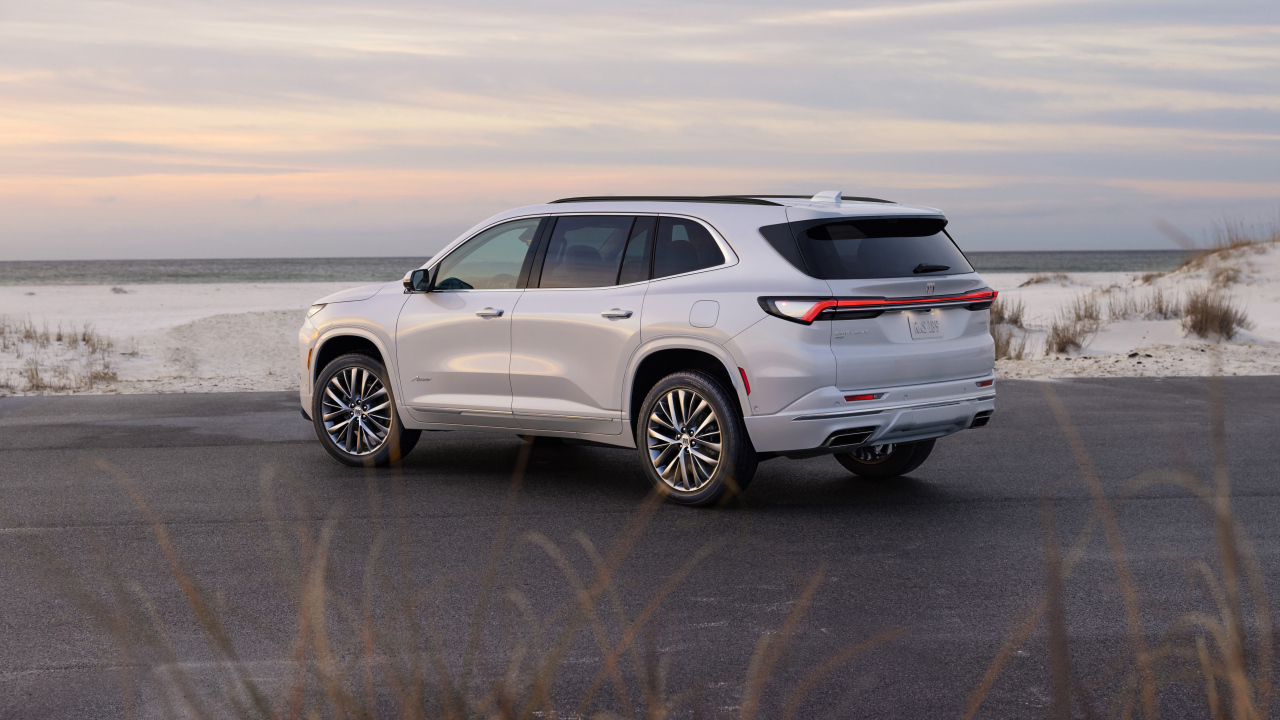 Вид сзади на автомобиль Buick Enclave Avenir 2025 года