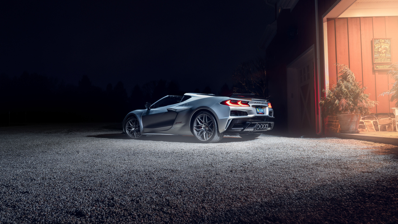 Автомобиль Chevy Corvette Z06 у дома