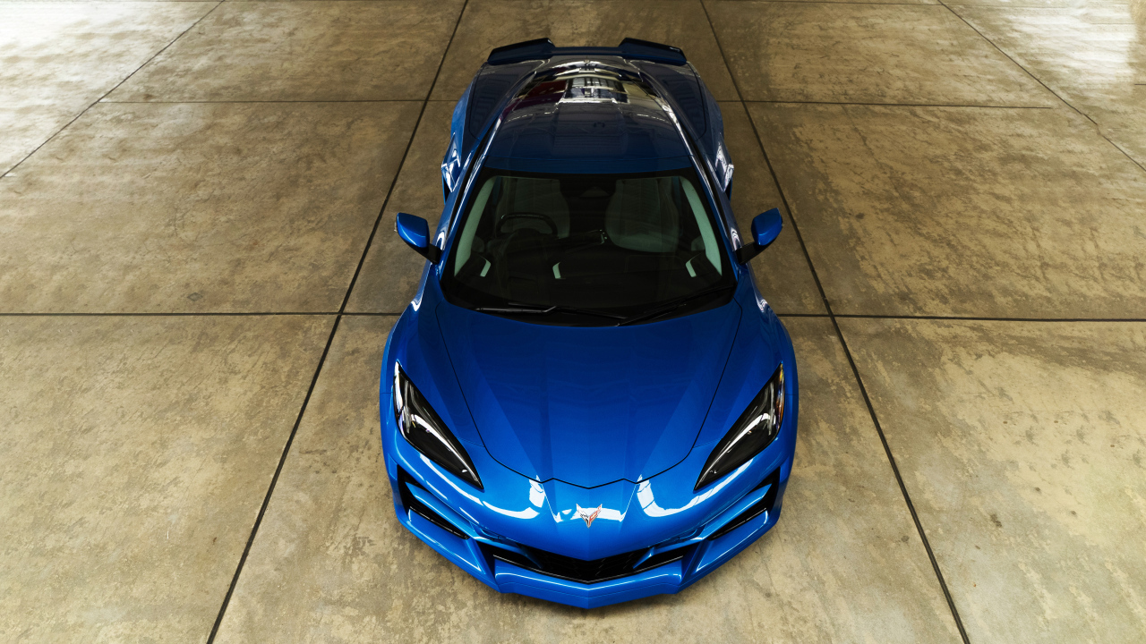 Вид спереди на синий автомобиль Chevrolet Corvette E-Ray 2024 года