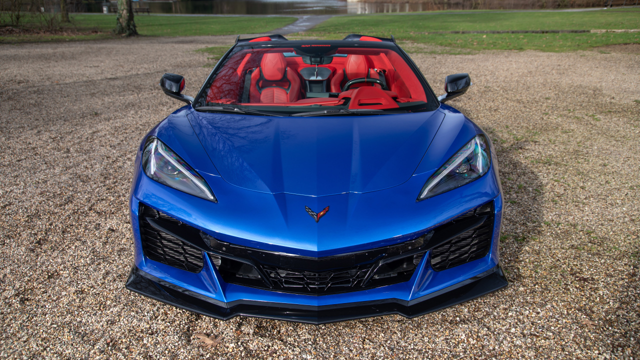 Вид спереди на синий автомобиль Chevrolet Corvette Stingray Convertible Z06