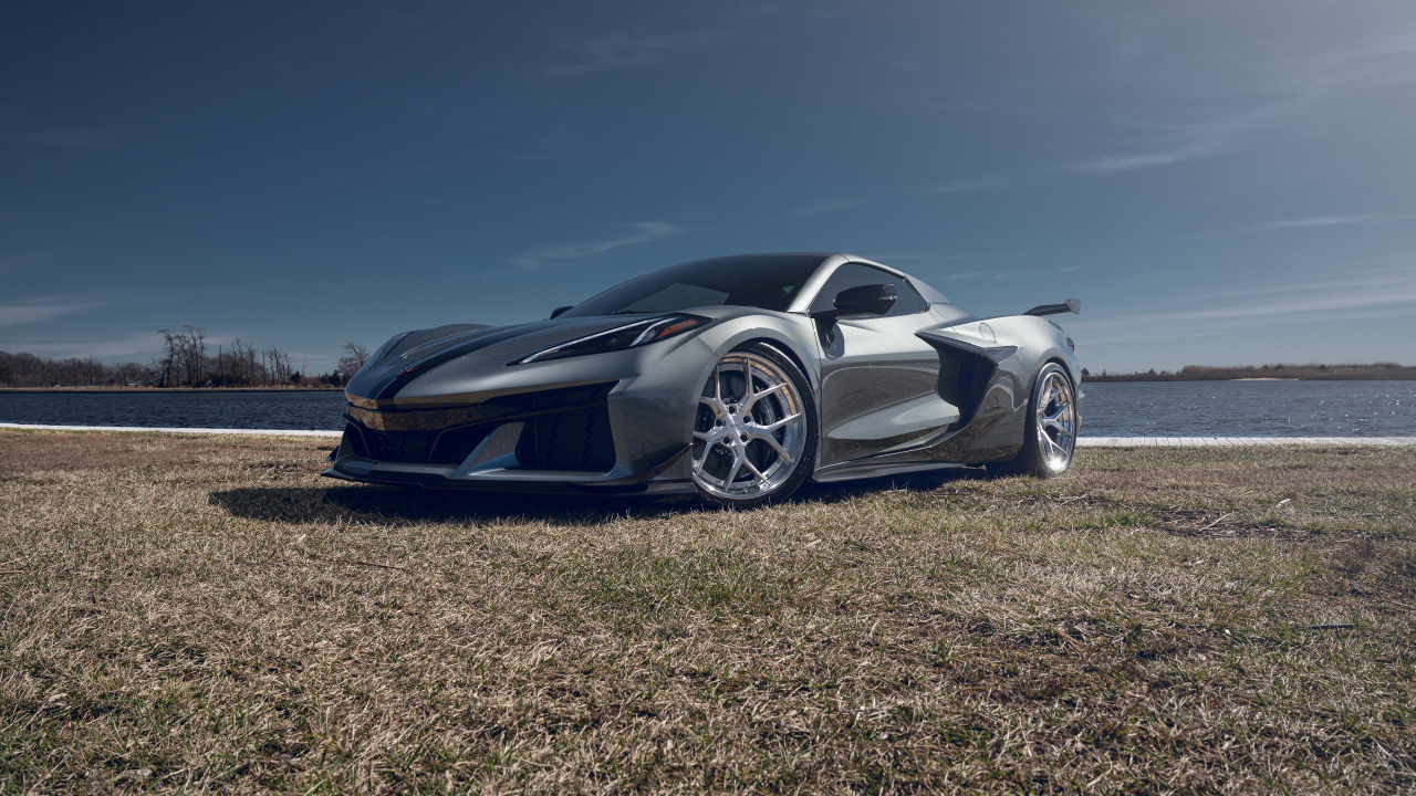 Серебристый автомобиль Chevy Corvette Z06