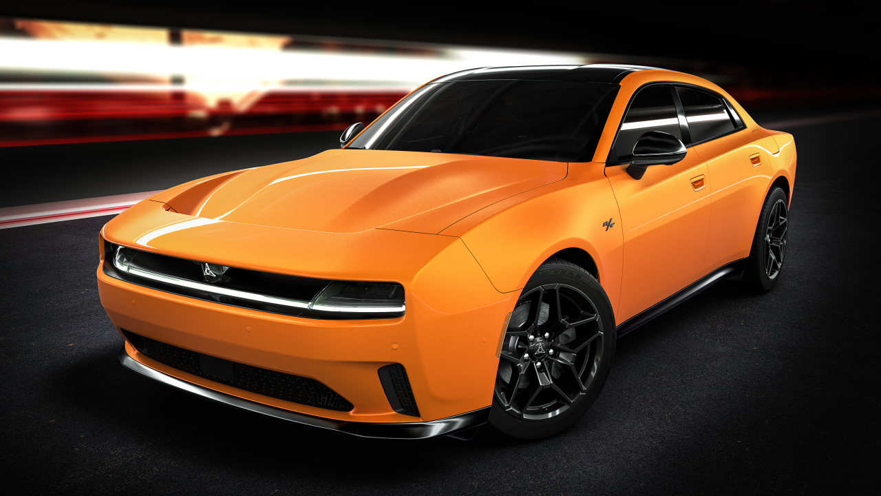 Вид спереди на оранжевый автомобиль Dodge Charger Daytona RT 2025 года