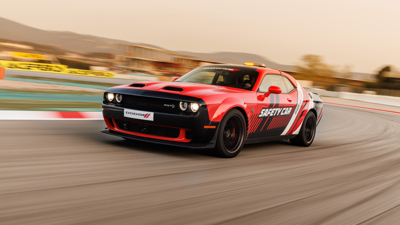 Красный гоночный автомобиль Dodge Challenger SRT Hellcat WorldSBK Safety Car 2024 года