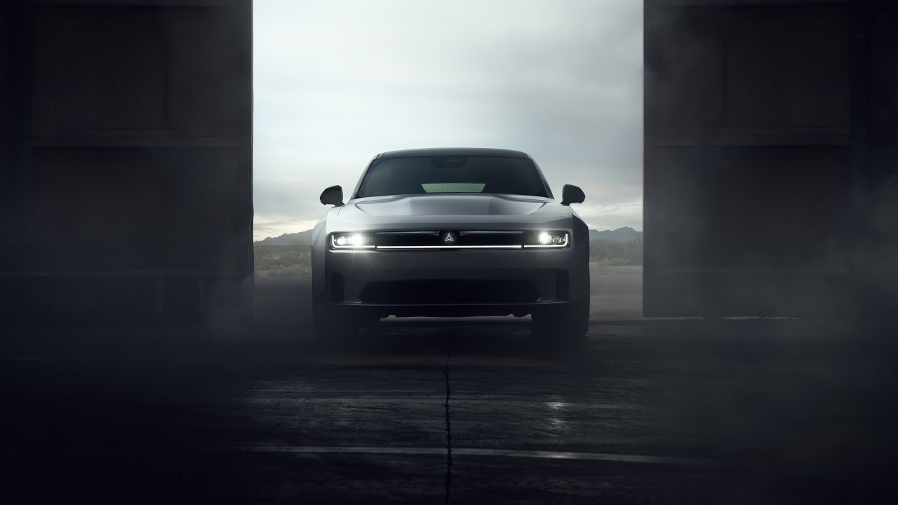 Серебристый автомобиль Dodge Charger Daytona Scat Pack 2024 года у ворот