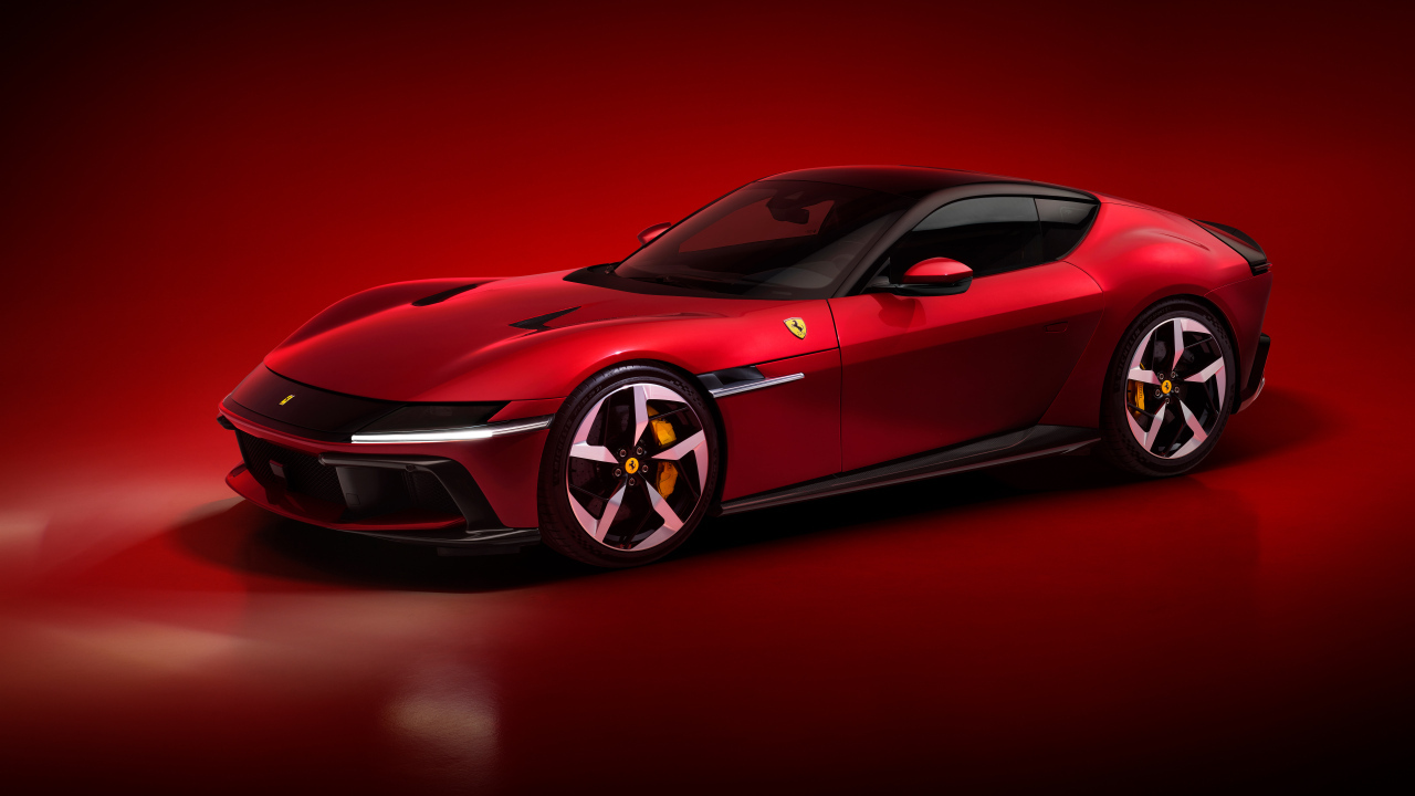 Автомобиль Ferrari 12Cilindri 2024 года на красном фоне