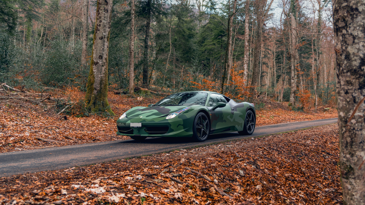 Автомобиль Ferrari 458 Italia Tailor Made Army в осеннем лесу