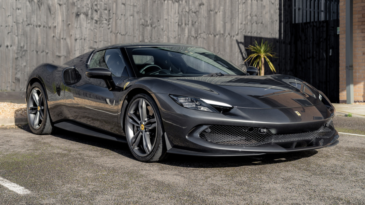 Серый быстрый автомобиль Ferrari 296 GTB