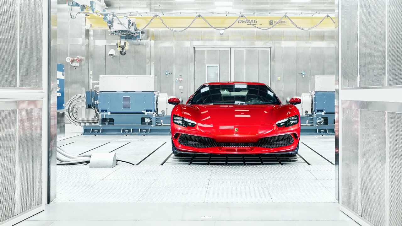 Красный автомобиль  Ferrari 296 GTB вид спереди