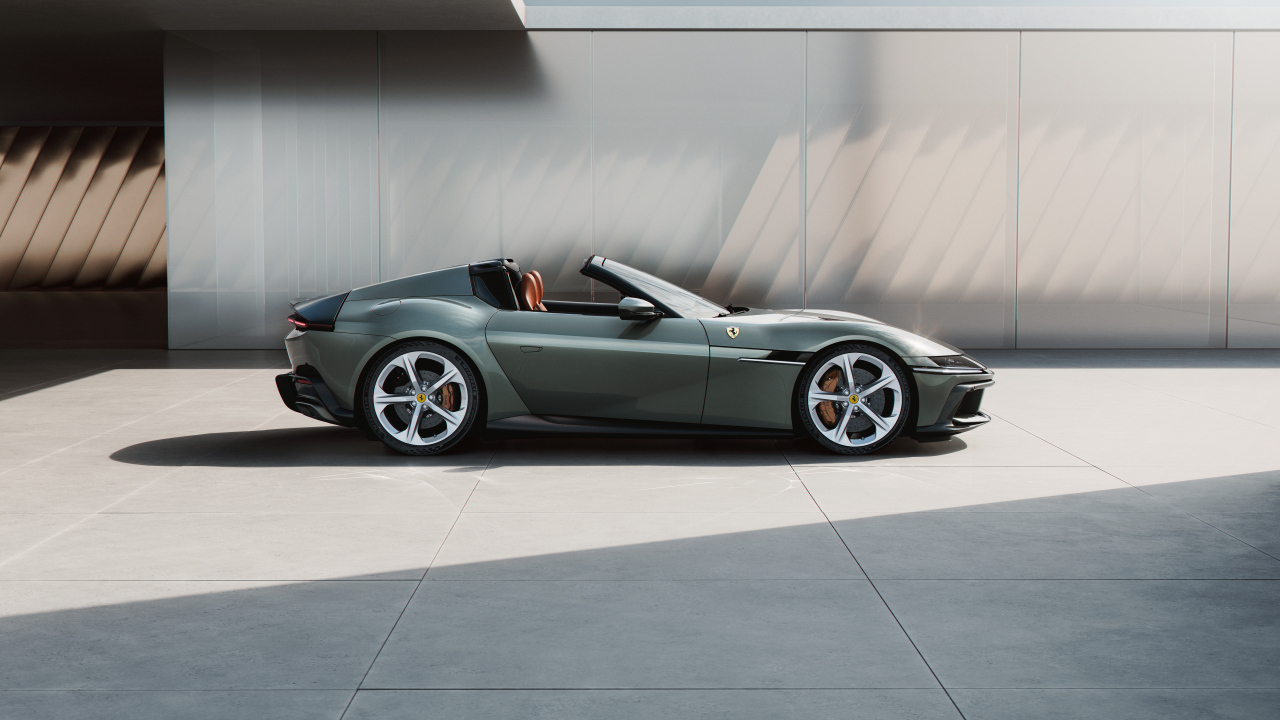 Вид сбоку на автомобиль Ferrari 12Cilindri Spider 2024 года