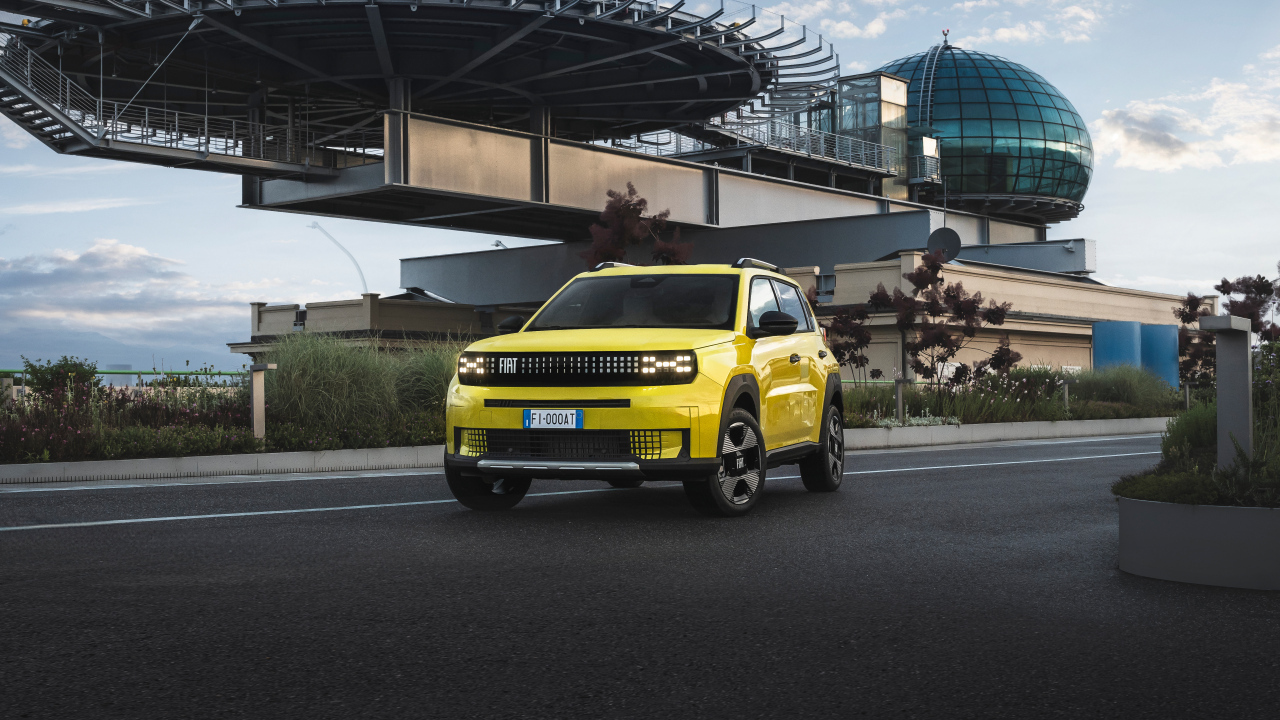 Желтый внедорожник Fiat Grande Panda Elettrica