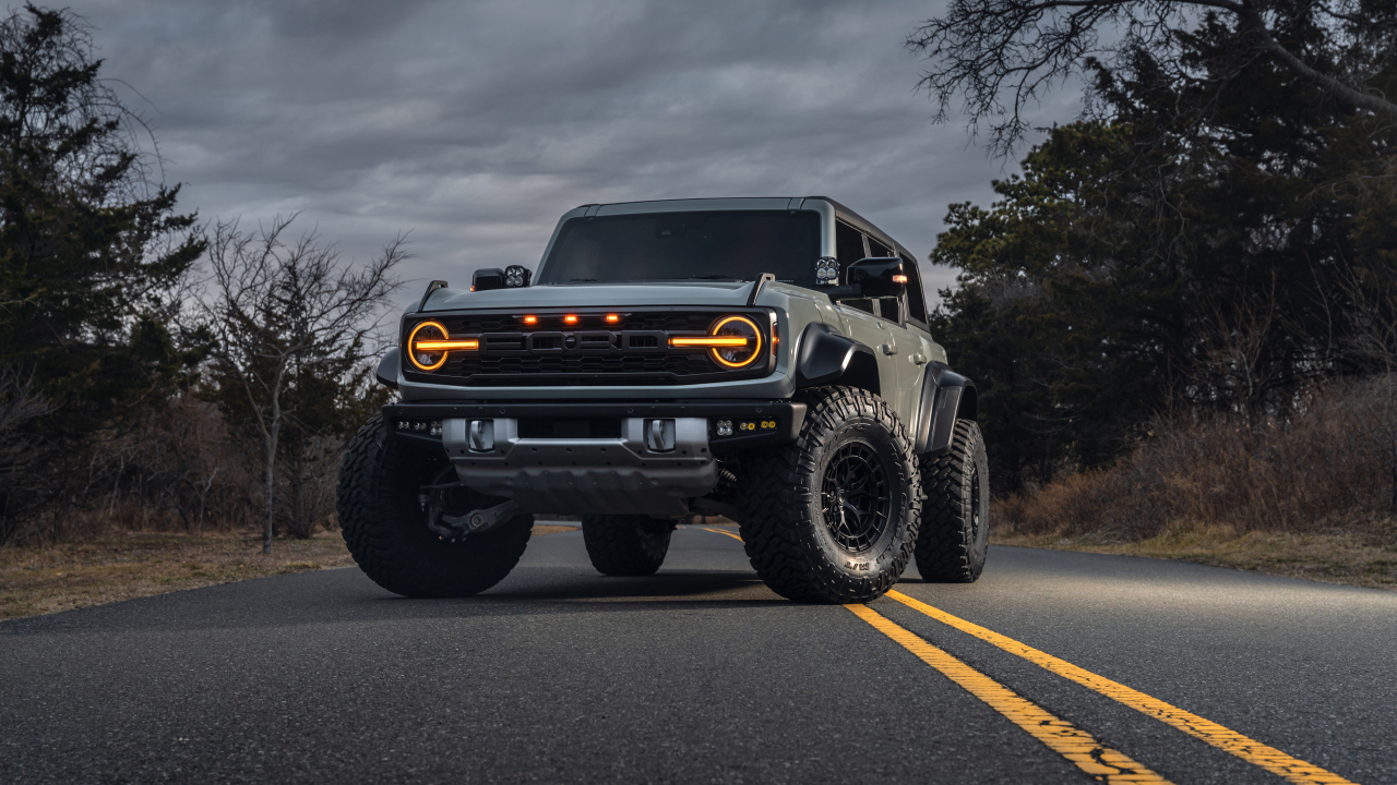 Внедорожник Ford Bronco Raptor на дороге ночью