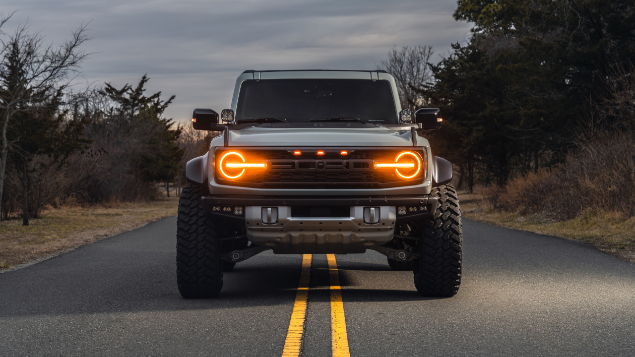 Включенные фары автомобиля Ford Bronco Raptor