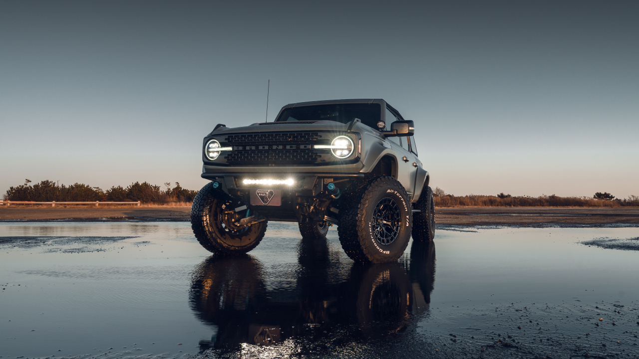 Автомобиль  Ford Bronco Vossen Wheels  на мокром асфальте
